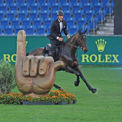 Richard Vogel im Smoking durch die Aachen Soers und am Öcher Klenkes (Hindernis und Fingerzeig, Gruss der Aachener) vorbei, Konzert Pferd & Sinfonie, Rahmenprogramm, Motto des Abends: James Bond, Weltfest des Pferdesports, World Equestrian Festival, TSCHIO Aachen 2026, TSCHIO statt CHIO 2026, Aachener Soers, 22. bis 24. Mai 2026, Reitsport, 23.05.2026, Aachen Aachener Soers Deutschland