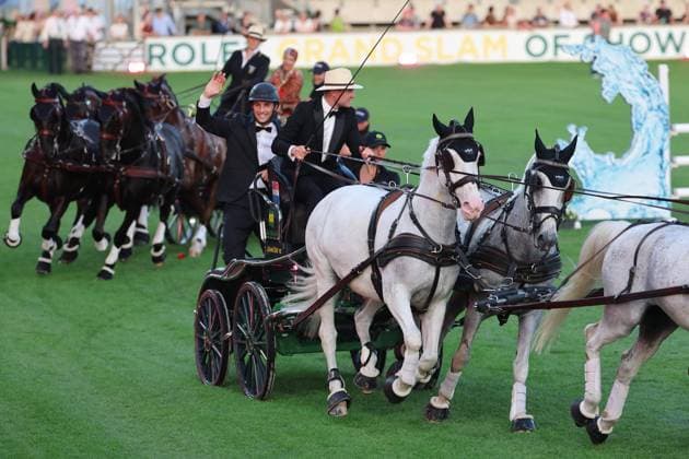 Richard Vogel und Luciana Diniz auf den Kutschen, Konzert Pferd & Sinfonie, Rahmenprogramm, Motto des Abends: James Bond, Weltfest des Pferdesports, World Equestrian Festival, TSCHIO Aachen 2026, TSCHIO statt CHIO 2026, Aachener Soers, 22. bis 24. Mai 2026, Reitsport, 23.05.2026, Aachen Aachener Soers Deutschland