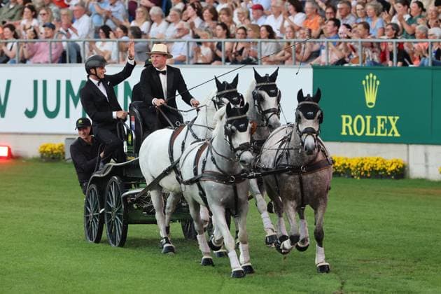 Richard Vogel auf einer Kutschen im Smoking als James Bond des Reitsports unterwegs, Konzert Pferd & Sinfonie, Rahmenprogramm, Motto des Abends: James Bond, Weltfest des Pferdesports, World Equestrian Festival, TSCHIO Aachen 2026, TSCHIO statt CHIO 2026, Aachener Soers, 22. bis 24. Mai 2026, Reitsport, 23.05.2026, Aachen Aachener Soers Deutschland