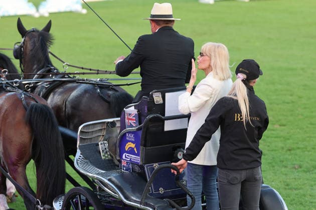 Auf dem Kutschbock hinter dem Weltmeister Boyd Exell nahm Britt Ekland Platz das legendäre Bond-Girl aus dem Film The Man with the Golden Gun , Konzert Pferd & Sinfonie, Rahmenprogramm, Motto des Abends: James Bond, Weltfest des Pferdesports, World Equestrian Festival, TSCHIO Aachen 2026, TSCHIO statt CHIO 2026, Aachener Soers, 22. bis 24. Mai 2026, Reitsport, 23.05.2026, Aachen Aachener Soers Deutschland