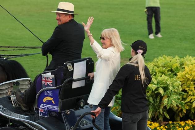 Auf dem Kutschbock hinter dem Weltmeister Boyd Exell nahm Britt Ekland Platz Ð das legendäre Bond-Girl aus dem Film ãThe Man with the Golden GunÒ , Konzert Pferd & Sinfonie, Rahmenprogramm, Motto des Abends: James Bond, Weltfest des Pferdesports, World Equestrian Festival, TSCHIO Aachen 2026, TSCHIO statt CHIO 2026, Aachener Soers, 22. bis 24. Mai 2026, Reitsport, 23.05.2026, Aachen Aachener Soers Deutschland