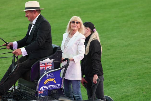 Auf dem Kutschbock hinter dem Weltmeister Boyd Exell nahm Britt Ekland Platz das legendäre Bond-Girl aus dem Film The Man with the Golden Gun , Konzert Pferd & Sinfonie, Rahmenprogramm, Motto des Abends: James Bond, Weltfest des Pferdesports, World Equestrian Festival, TSCHIO Aachen 2026, TSCHIO statt CHIO 2026, Aachener Soers, 22. bis 24. Mai 2026, Reitsport, 23.05.2026, Aachen Aachener Soers Deutschland
