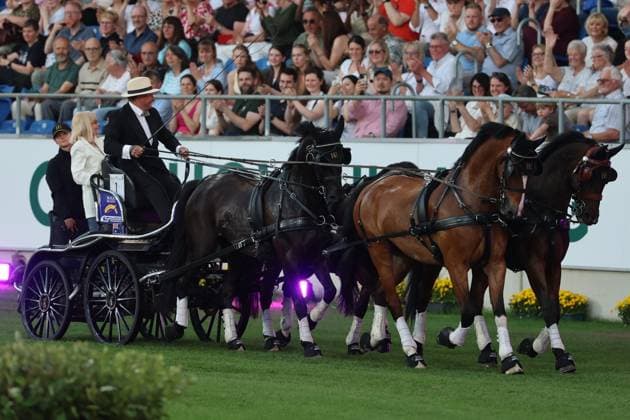 Auf dem Kutschbock hinter dem Weltmeister Boyd Exell nahm Britt Ekland Platz Ð das legendäre Bond-Girl aus dem Film ãThe Man with the Golden GunÒ , Konzert Pferd & Sinfonie, Rahmenprogramm, Motto des Abends: James Bond, Weltfest des Pferdesports, World Equestrian Festival, TSCHIO Aachen 2026, TSCHIO statt CHIO 2026, Aachener Soers, 22. bis 24. Mai 2026, Reitsport, 23.05.2026, Aachen Aachener Soers Deutschland