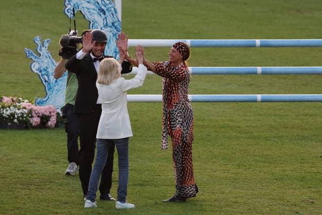 Britt Ekland Ð das legendäre Bond-Girl aus dem Film ãThe Man with the Golden GunÒ mit Richard Vogel und Luciana Diniz beim Abklatschen , Konzert Pferd & Sinfonie, Rahmenprogramm, Motto des Abends: James Bond, Weltfest des Pferdesports, World Equestrian Festival, TSCHIO Aachen 2026, TSCHIO statt CHIO 2026, Aachener Soers, 22. bis 24. Mai 2026, Reitsport, 23.05.2026, Aachen Aachener Soers Deutschland