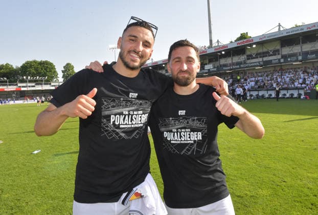 23.05.2026, GER, Fussball, Verbandspokal Westfalenpokal, Saison 2025 2026, Finale, Sportclub Arena, Verl SC Verl - SF Lotte 3 : 0 Schluss-Jubel SC Verl : Oualid Mhamdi und Berkan Taz (beide SC Verl, v.L.), Aktion, Einzelbild, Quer, Mimik, Gestik, Jubel, jubeln, Freude, freuen