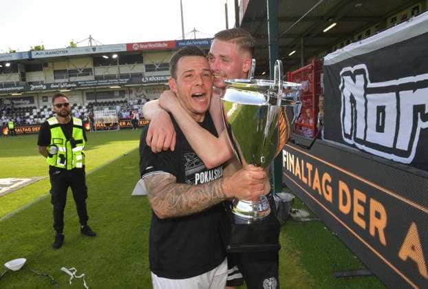 23.05.2026, GER, Fussball, Verbandspokal Westfalenpokal, Saison 2025 2026, Finale, Sportclub Arena, Verl SC Verl - SF Lotte 3 : 0 Schluss-Jubel SC Verl : Niko Kijewski (SC Verl) feiert den Westfalenpokalsieg mit den Fans, Aktion, Einzelbild, Quer, Mimik, Gestik, Jubel, jubeln, Freude, freuen