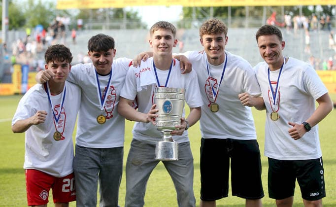 23.05.2026, xfsx, Herren, Fussball, Saison 2025 2026, BFV Verbandspokal, Finale: FC Wuerzburger Kickers - TSV 1860 Muenchen v.li.: Dorian Deppner (FC Wuerzburger Kickers), Mustafa Zekiroski (FC Wuerzburger Kickers), Leon Walch (FC Wuerzburger Kickers), Tiago de Moura Moraes (FC Wuerzburger Kickers), Co-Trainer Jannik Feidel (FC Wuerzburger Kickers) mit dem Toto-Pokal Wuerzburg AKON ARENA Bayern Deutschland
