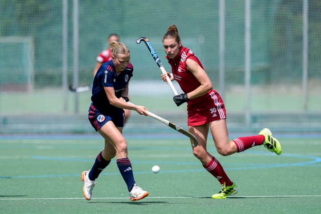 v.li.: Linda Bens (MHC, 24), Felicia Wiedermann (KTHC, 30), Zweikampf, Spielszene, Duell, duel, tackle, tackling, Dynamik, Action, Aktion, 24.05.2026, Mannheim (Deutschland), Hockey, Deutsche Meisterschaft, Viertelfinale, Damen, Mannheimer HC - Rot-Weiss Köln