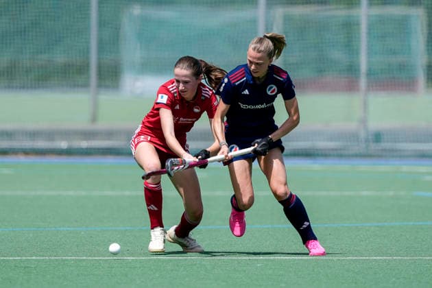 v.li.: Luisa Zuther (KTHC, 15), Verena Neumann (MHC, 19), Zweikampf, Spielszene, Duell, duel, tackle, tackling, Dynamik, Action, Aktion, 24.05.2026, Mannheim (Deutschland), Hockey, Deutsche Meisterschaft, Viertelfinale, Damen, Mannheimer HC - Rot-Weiss Köln