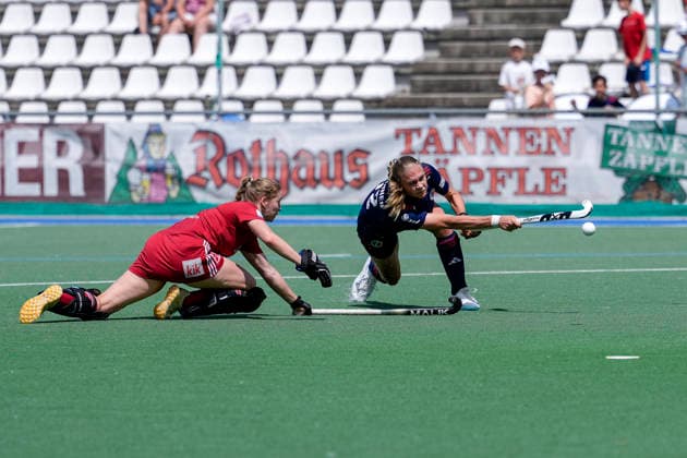 v.li.: Johanna Czech (KTHC, 7), Ines Wanner (MHC, 12), Zweikampf, Spielszene, Duell, duel, tackle, tackling, Dynamik, Action, Aktion, 24.05.2026, Mannheim (Deutschland), Hockey, Deutsche Meisterschaft, Viertelfinale 3, Damen, Mannheimer HC - Rot-Weiss Köln