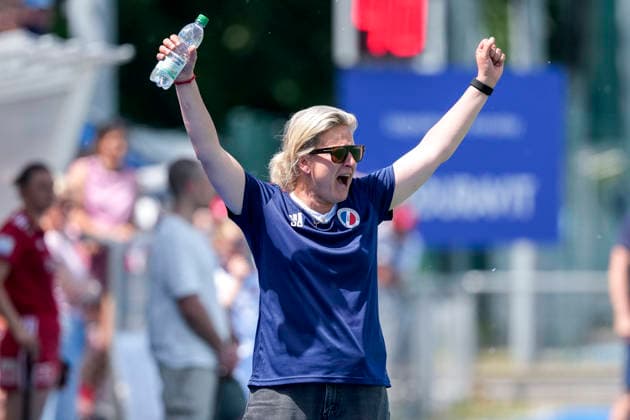 Sofie Gierts (Trainerin, Cheftrainerin, MHC), jubelt über das Tor zum 2:0, Jubel, jubeln, Torjubel, Torerfolg, celebrate the goal, goal, celebration, jubelt ueber das Tor, Freuen, Freude, freut sich, optimistisch, positiv, Spielszene, Highlight, Einzelbild, Einzelfoto, Aktion, Action, 24.05.2026, Mannheim (Deutschland), Hockey, Deutsche Meisterschaft, Viertelfinale 3, Damen, Mannheimer HC - Rot-Weiss Köln