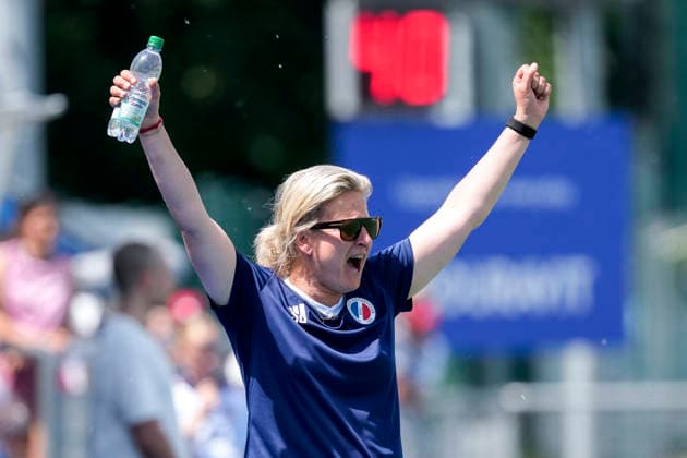 Sofie Gierts (Trainerin, Cheftrainerin, MHC), jubelt über das Tor zum 2:0, Jubel, jubeln, Torjubel, Torerfolg, celebrate the goal, goal, celebration, jubelt ueber das Tor, Freuen, Freude, freut sich, optimistisch, positiv, Spielszene, Highlight, Einzelbild, Einzelfoto, Aktion, Action, 24.05.2026, Mannheim (Deutschland), Hockey, Deutsche Meisterschaft, Viertelfinale 3, Damen, Mannheimer HC - Rot-Weiss Köln