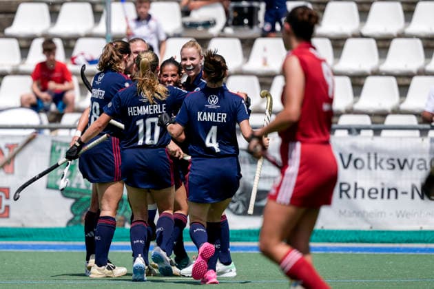 Spielerinnen vom Mannheimer HC (MHC), jubeln über das Tor zum 2:0, Jubel, Torjubel, Torerfolg, celebrate the goal, goal, celebration, jubelt ueber das Tor, Freuen, Freude, freut sich, optimistisch, positiv, Spielszene, Highlight, Action, Aktion, 24.05.2026, Mannheim (Deutschland), Hockey, Deutsche Meisterschaft, Viertelfinale 3, Damen, Mannheimer HC - Rot-Weiss Köln
