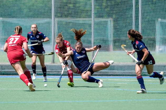 v.li.: Sophie Prumbaum (KTHC, 27), Felicia Wiedermann (KTHC, 30), Sonja Zimmermann (MHC, 11), Carolin Seidel (MHC, 32), Zweikampf, Spielszene, Duell, duel, tackle, tackling, Dynamik, Action, Aktion, 24.05.2026, Mannheim (Deutschland), Hockey, Deutsche Meisterschaft, Viertelfinale 3, Damen, Mannheimer HC - Rot-Weiss Köln
