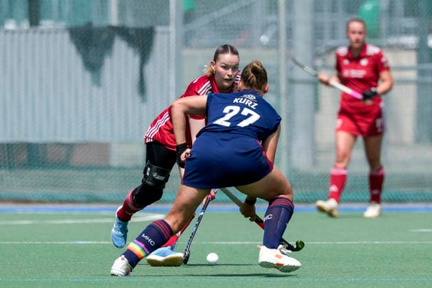 v.li.: Pia Maertens (KTHC, 35), Stine Kurz (MHC, 27, Kapitänin), Zweikampf, Spielszene, Duell, duel, tackle, tackling, Dynamik, Action, Aktion, 24.05.2026, Mannheim (Deutschland), Hockey, Deutsche Meisterschaft, Viertelfinale 3, Damen, Mannheimer HC - Rot-Weiss Köln