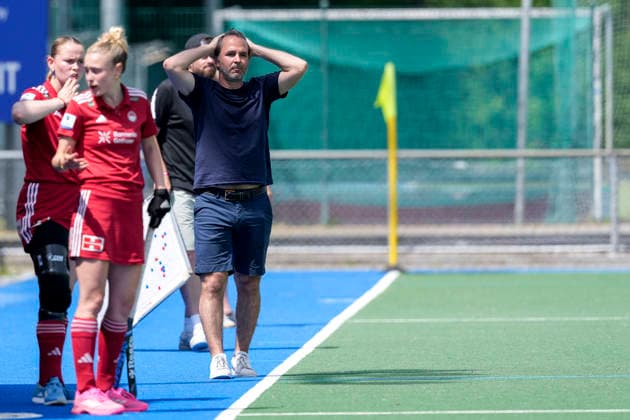 Tibor Weißenborn (Weissenborn, Trainer, Cheftrainer, KTHC), Freisteller, Ganzkörper, Einzelbild, Einzelfoto, Aktion, Action, enttäuscht schauend, Enttäuschung, Frustration, disappointed, pessimistisch, 24.05.2026, Mannheim (Deutschland), Hockey, Deutsche Meisterschaft, Viertelfinale 3, Damen, Mannheimer HC - Rot-Weiss Köln