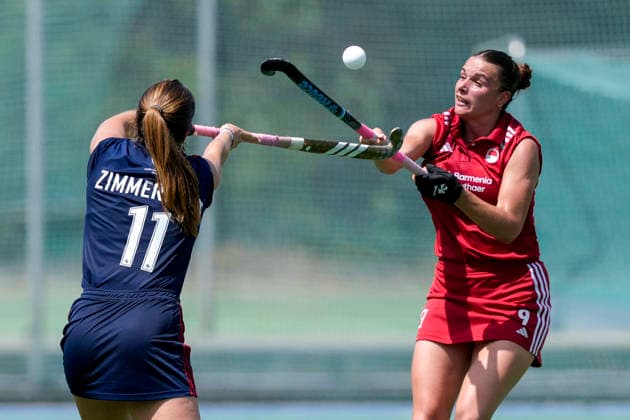 v.li.: Sonja Zimmermann (MHC, 11), Paula Brux (KTHC, 9, Kapitänin), Zweikampf, Spielszene, Duell, duel, tackle, tackling, Dynamik, Action, Aktion, 24.05.2026, Mannheim (Deutschland), Hockey, Deutsche Meisterschaft, Viertelfinale 3, Damen, Mannheimer HC - Rot-Weiss Köln