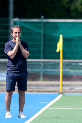 Tibor Weißenborn (Weissenborn, Trainer, Cheftrainer, KTHC), Freisteller, Ganzkörper, Einzelbild, Einzelfoto, Aktion, Action, enttäuscht schauend, Enttäuschung, Frustration, disappointed, pessimistisch, 24.05.2026, Mannheim (Deutschland), Hockey, Deutsche Meisterschaft, Viertelfinale 3, Damen, Mannheimer HC - Rot-Weiss Köln