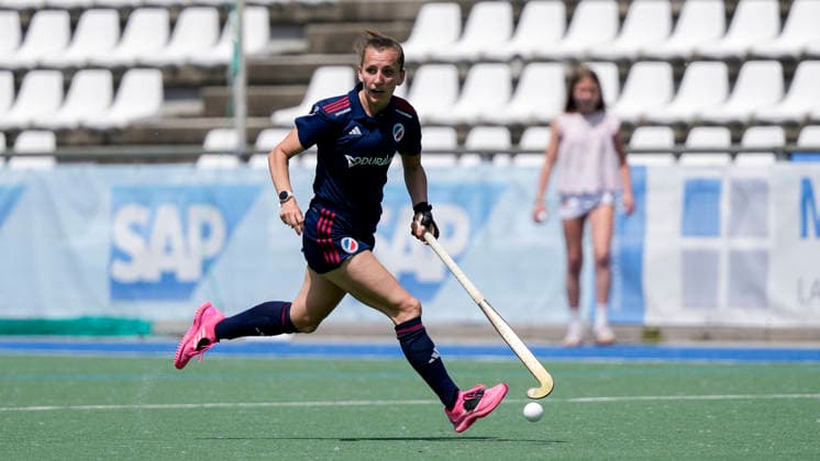 Nadine Fieber (MHC, 4), am Ball, Freisteller, Ganzkörper, Einzelbild, Einzelfoto, Aktion, Action, 24.05.2026, Mannheim (Deutschland), Hockey, Deutsche Meisterschaft, Viertelfinale 3, Damen, Mannheimer HC - Rot-Weiss Köln