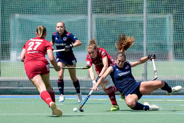 v.li.: Sophie Prumbaum (KTHC, 27), Felicia Wiedermann (KTHC, 30), Sonja Zimmermann (MHC, 11), Zweikampf, Spielszene, Duell, duel, tackle, tackling, Dynamik, Action, Aktion, 24.05.2026, Mannheim (Deutschland), Hockey, Deutsche Meisterschaft, Viertelfinale 3, Damen, Mannheimer HC - Rot-Weiss Köln