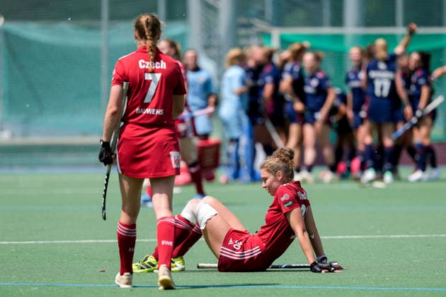 v.li.: jJohanna Czech (KTHC, 7), Felicia Wiedermann (KTHC, 30), Spielerinnen von Rot-Weiss Köln (KTHC), enttäuscht über die Niederlage, Enttäuschung nach dem Schlusspfiff, Highlight, Verlierer, verloren, Frustration, disappointed, pessimistisch, 24.05.2026, Mannheim (Deutschland), Hockey, Deutsche Meisterschaft, Viertelfinale 3, Damen, Mannheimer HC - Rot-Weiss Köln