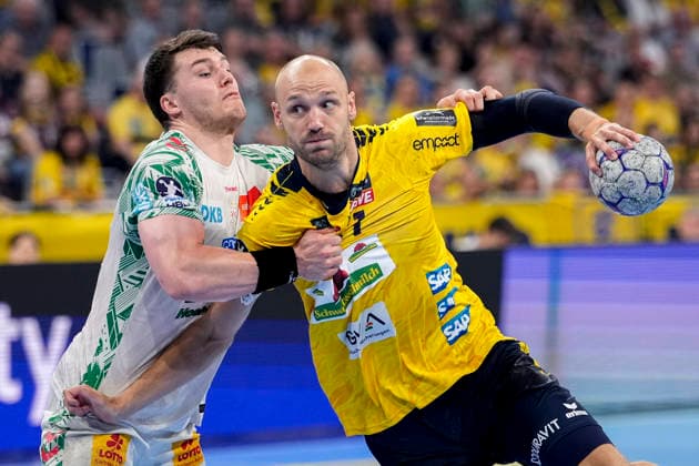 v.li.: Elvar Örn Jonsson (SCM, 19), Lukas Sandell (RNL, 11), Zweikampf, Spielszene, Duell, duel, tackle, tackling, Dynamik, Action, Aktion, 24.05.2026, Mannheim (Deutschland), Handball, Bundesliga, Rhein-Neckar Löwen - SC Magdeburg
