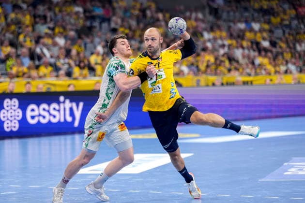 v.li.: Elvar Örn Jonsson (SCM, 19), Lukas Sandell (RNL, 11), Zweikampf, Spielszene, Duell, duel, tackle, tackling, Dynamik, Action, Aktion, 24.05.2026, Mannheim (Deutschland), Handball, Bundesliga, Rhein-Neckar Löwen - SC Magdeburg