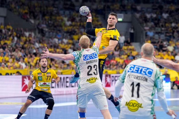 v.li.: Dani Baijens (RNL, 77), Magnus Saugstrup (SCM, 23), Sebastian Heymann (RNL, 13) am Ball, Daniel Pettersson (SCM, 11), beim Sprungwurf, Wurf, Torwurf, Action, Aktion, Spielszene, 24.05.2026, Mannheim (Deutschland), Handball, Bundesliga, Rhein-Neckar Löwen - SC Magdeburg