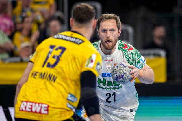 v.li.: Sebastian Heymann (RNL, 13), Albin Lagergren (SCM, 21), Zweikampf, Spielszene, Duell, duel, tackle, tackling, Dynamik, Action, Aktion, 24.05.2026, Mannheim (Deutschland), Handball, Bundesliga, Rhein-Neckar Löwen - SC Magdeburg