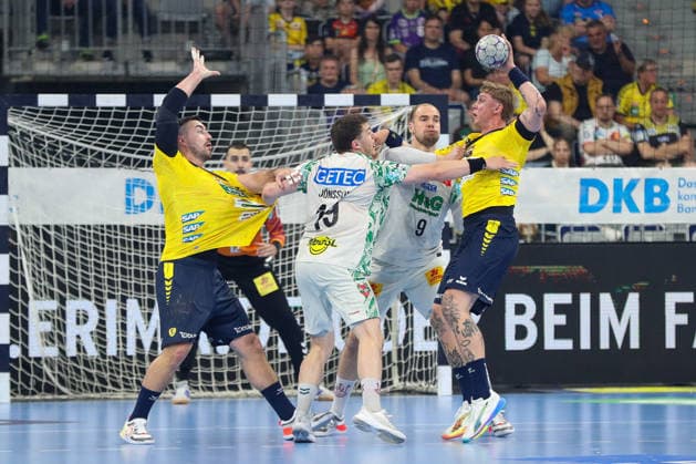 24.05.2026, xgox, Handball - Daikin HBL Rhein-Neckar Löwen - SC Magdeburg emspor, v.l. Jannik Kohlbacher (Rhein-Neckar Loewen, 80), Elvar Oern Jonsson (Magdeburg, 19), Tim Zechel (Magdeburg, 9), Edwin Aspenbaeck (Rhein-Neckar Loewen, 78) Zweikampf, Duell, Kampf, tackle Mannheim