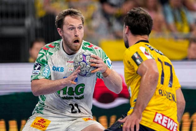 v.li.: Albin Lagergren (SCM, 21), Dani Baijens (RNL, 77), Zweikampf, Spielszene, Duell, duel, tackle, tackling, Dynamik, Action, Aktion, 24.05.2026, Mannheim (Deutschland), Handball, Bundesliga, Rhein-Neckar Löwen - SC Magdeburg