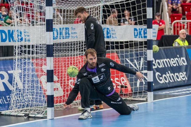 Andreas Wolff (THW Kiel, 33) beim Aufwaermen. Dahinter Gonzalo Perez de Vargas (THW Kiel, 01). Bergischer HC vs. THW KIel, Handball, DAIKIN HBL, 32. Spieltag, Saison 2025 2026, 24.05.2026 Bergischer HC vs. THW Kiel, Handball, DAIKIN HBL, 32. Spieltag, Saison 2025 2026, 24.05.2026 Duesseldorf Copyright: xEibner-Pressefoto ThomasxHaeslerx EP_THR