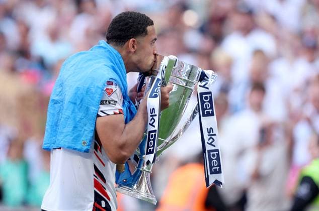 Chris Forino-Joseph of Bolton Wanderers celebrates with the trophy after winning the EFL Championship Play-off Final and promotion to the Premier League Bolton Wanderers v Stockport County, EFL Sky Bet League One, Play-Off Final, Football, Wembley Stadium, London, UK - 24 May 2026London Wembley Stadium United Kingdom EDITORIAL USE ONLY No use with unauthorised audio, video, data, fixture lists, club league logos or live services. Online in-match use limited to 120 images, no video emulation. No use in betting, games or single club league player publications. Copyright: xKieranxMcManus Shutterstockx 16889802ef