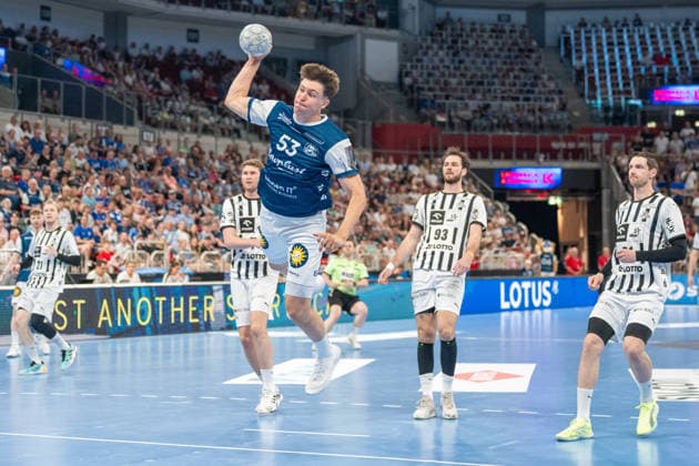 Soeren Steinhaus (Bergischer HC 06, 53) erzielt das erste Tor. Dahinter Veron Nacinovic (THW Kiel, 93). Bergischer HC vs. THW KIel, Handball, DAIKIN HBL, 32. Spieltag, Saison 2025 2026, 24.05.2026 Bergischer HC vs. THW Kiel, Handball, DAIKIN HBL, 32. Spieltag, Saison 2025 2026, 24.05.2026 Duesseldorf Copyright: xEibner-Pressefoto ThomasxHaeslerx EP_THR