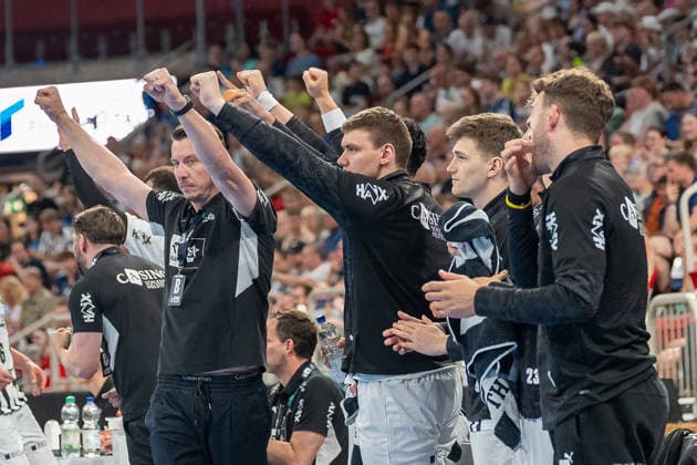 Die Bank des THW bejubelt ein Tor. Bergischer HC vs. THW KIel, Handball, DAIKIN HBL, 32. Spieltag, Saison 2025 2026, 24.05.2026 Bergischer HC vs. THW Kiel, Handball, DAIKIN HBL, 32. Spieltag, Saison 2025 2026, 24.05.2026 Duesseldorf Copyright: xEibner-Pressefoto ThomasxHaeslerx EP_THR