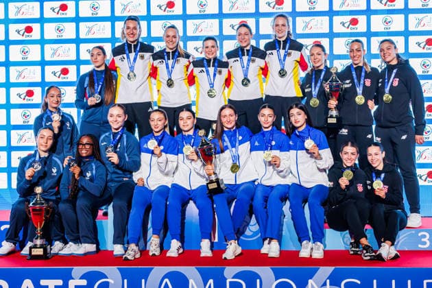 Siegerehrung Frauen Team Kumite; links Team Frankreich (Zweitplatzierte, Silbermedaille), Mitte oben Team Deutschland (Sieger, Erstplatzierte, Goldmedaille), Mitte unten Team Aserbaidschan (Drittplatzierte, Bronzemedaille), rechts Team Kroatien (Drittplatzierte, Bronzemedaille), 24.05.2026, Frankfurt am Main (Deutschland), 61. Karate-Europameisterschaften 2026 Frankfurt Main