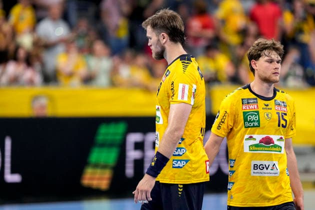 v.li.: Steven Plucnar Jacobsen (RNL, 9), David More (RNL, 15), Spieler der Rhein-Neckar-Löwen, enttäuscht über die Niederlage, Enttäuschung nach dem Schlusspfiff, Highlight, Verlierer, verloren, Frustration, disappointed, pessimistisch, 24.05.2026, Mannheim (Deutschland), Handball, Bundesliga, Rhein-Neckar Löwen - SC Magdeburg