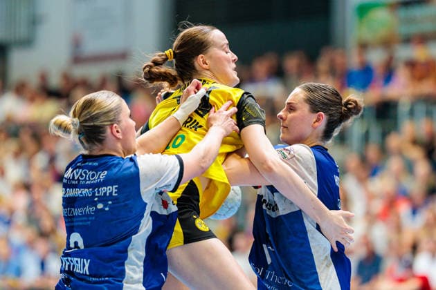 (L-R) Laura Rueffieux (HSG Blomberg-Lippe, 03), Sarah Wachter (Borussia Dortmund, 12), Andrea Jacobsen (HSG Blomberg-Lippe, 04) GER, HSG Blomberg-Lippe vs. Borussia Dortmund, Handball, 1. Bundesliga Frauen, Play-Offs, Finale, Spiel 2, 24.05.2026 GER, HSG Blomberg-Lippe vs. Borussia Dortmund, Handball, 1. Bundesliga Frauen, Play-Offs, Finale, Spiel 2, 24.05.2026 Blomberg Copyright: xEibner-Pressefoto JanxRollingerx EP_JSK