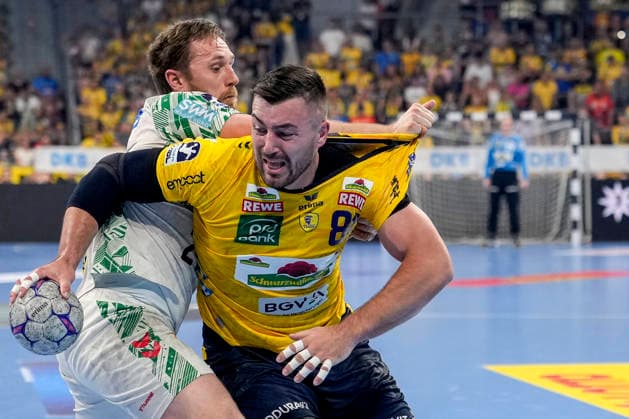 v.li.: Albin Lagergren (SCM, 21), Jannik Kohlbacher (RNL, 80), Zweikampf, Spielszene, Duell, duel, tackle, tackling, Dynamik, Action, Aktion, 24.05.2026, Mannheim (Deutschland), Handball, Bundesliga, Rhein-Neckar Löwen - SC Magdeburg