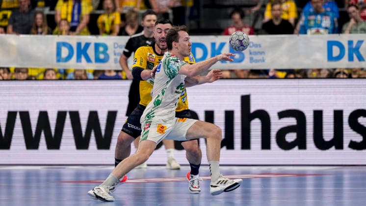 v.li.: Jannik Kohlbacher (RNL, 80), Felix Claar (SCM, 7), Zweikampf, Spielszene, Duell, duel, tackle, tackling, Dynamik, Action, Aktion, 24.05.2026, Mannheim (Deutschland), Handball, Bundesliga, Rhein-Neckar Löwen - SC Magdeburg