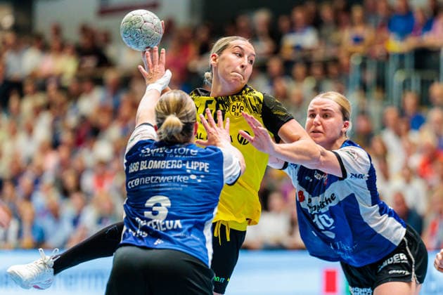 (L-R) Laura Rueffieux (HSG Blomberg-Lippe, 03), Dana Bleckmann (Borussia Dortmund, 66) im Torwurf, Maxi Muehlner (HSG Blomberg-Lippe, 10) GER, HSG Blomberg-Lippe vs. Borussia Dortmund, Handball, 1. Bundesliga Frauen, Play-Offs, Finale, Spiel 2, 24.05.2026 GER, HSG Blomberg-Lippe vs. Borussia Dortmund, Handball, 1. Bundesliga Frauen, Play-Offs, Finale, Spiel 2, 24.05.2026 Blomberg Copyright: xEibner-Pressefoto JanxRollingerx EP_JSK