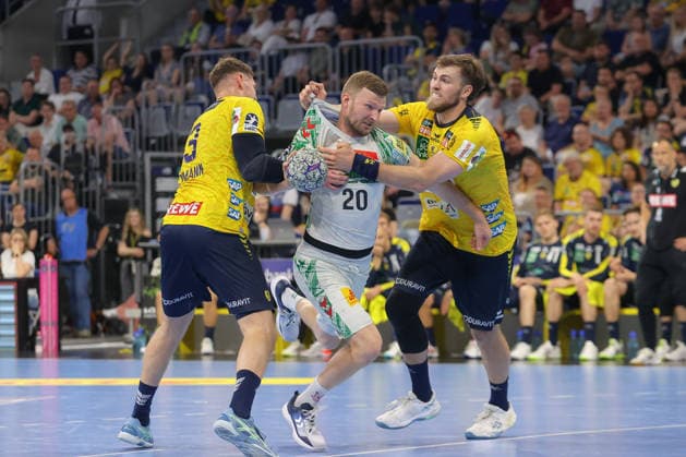 24.05.2026, xtgx, Handball, Daikin HBL, Rhein Neckar Löwen - SC Magdeburg v.l. Sebastian Heymann (Rhein-Neckar Loewen, 13), Philipp Weber (Magdeburg, 20), Steven Plucnar Jacobsen (Rhein-Neckar Loewen, 9) Zweikampf, Duell, Kampf, tackle Mannheim