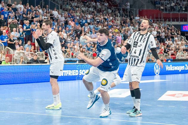 Aron Seesing (Bergischer HC 06, 49) hat sich gegen Domagoj Duvnjak (THW Kiel, 04) durchgesetzt und ist kurz vor dem Wurf. Bergischer HC vs. THW KIel, Handball, DAIKIN HBL, 32. Spieltag, Saison 2025 2026, 24.05.2026 Bergischer HC vs. THW Kiel, Handball, DAIKIN HBL, 32. Spieltag, Saison 2025 2026, 24.05.2026 Duesseldorf Copyright: xEibner-Pressefoto ThomasxHaeslerx EP_THR