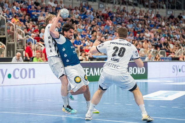 Zweikampf zwischen Eric Johansson (THW Kiel, 21) und Eloy Morante Maldonado (Bergischer HC 06, 33). Daneben Lukas Laube (THW Kiel, 20). Bergischer HC vs. THW KIel, Handball, DAIKIN HBL, 32. Spieltag, Saison 2025 2026, 24.05.2026 Bergischer HC vs. THW Kiel, Handball, DAIKIN HBL, 32. Spieltag, Saison 2025 2026, 24.05.2026 Duesseldorf Copyright: xEibner-Pressefoto ThomasxHaeslerx EP_THR