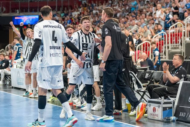 Lukas Zerbe (THW Kiel, 24) bejubelt ein Tor. Daneben Domagoj Duvnjak (THW Kiel, 04) und Filip Jicha (THW Kiel, Trainer). Bergischer HC vs. THW KIel, Handball, DAIKIN HBL, 32. Spieltag, Saison 2025 2026, 24.05.2026 Bergischer HC vs. THW Kiel, Handball, DAIKIN HBL, 32. Spieltag, Saison 2025 2026, 24.05.2026 Duesseldorf Copyright: xEibner-Pressefoto ThomasxHaeslerx EP_THR