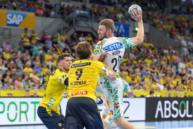 24.05.2026, xgox, Handball - Daikin HBL Rhein-Neckar Löwen - SC Magdeburg emspor, v.l. Sebastian Heymann (Rhein-Neckar Loewen, 13), Philipp Weber (Magdeburg, 20), Tim Zechel (Magdeburg, 9) Zweikampf, Duell, Kampf, tackle Mannheim