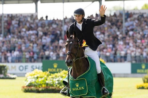 Richard VOGEL (GER) auf United Touch S freut sich mit seinem Pferd ueber den Sieg, Winken, Freude, Lachen, Jubel, Lob, auf der Ehrenrunde, Springen S6: ROLEX Grand Prix, Part of the ROLEX Grand Slam of Show Jumping, Der grosse Preis von Aachen, Springpruefung mit zwei Umlaeufen und Stechen, CSI5*, am 24.05.2026, Weltfest des Pferdesport, TSCHIO Aachen 2026 vom 22. - 24.05.2026 in Aachen Deutschland; Â