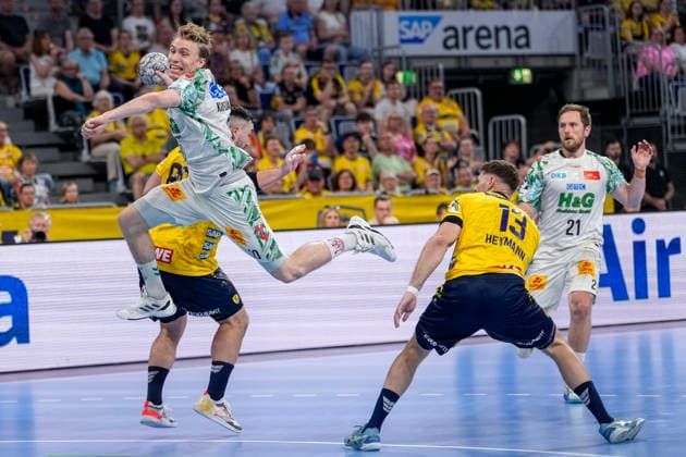 v.li.: Jannik Kohlbacher (RNL, 80), Gisli Thorgeir Kristjansson (SCM, 10), Sebastian Heymann (RNL, 13), beim Sprungwurf, Wurf, Torwurf, Action, Aktion, Spielszene, 24.05.2026, Mannheim (Deutschland), Handball, Bundesliga, Rhein-Neckar Löwen - SC Magdeburg