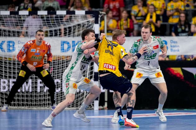 v.li.: Elvar Örn Jonsson (SCM, 19), Edwin Aspenbäck (RNL, 78), Felix Claar (SCM, 7), Zweikampf, Spielszene, Duell, duel, tackle, tackling, Dynamik, Action, Aktion, 24.05.2026, Mannheim (Deutschland), Handball, Bundesliga, Rhein-Neckar Löwen - SC Magdeburg