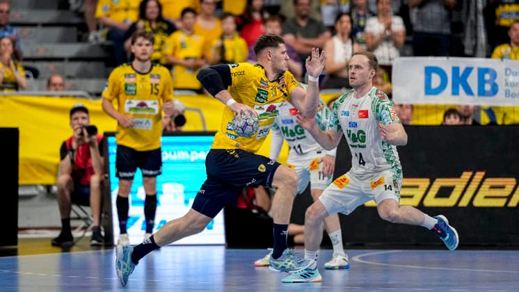 v.li.: Sebastian Heymann (RNL, 13), Omar Ingi Magnusson (SCM, 14), Zweikampf, Spielszene, Duell, duel, tackle, tackling, Dynamik, Action, Aktion, 24.05.2026, Mannheim (Deutschland), Handball, Bundesliga, Rhein-Neckar Löwen - SC Magdeburg
